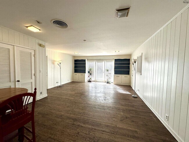 Foto del edificio - 2409 Ellingham