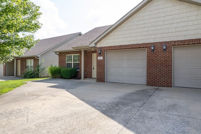 Building Photo - 601-603 Glenstone Dr.