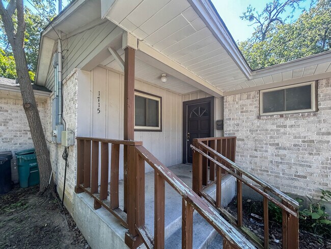 Building Photo - 1715 Crow St