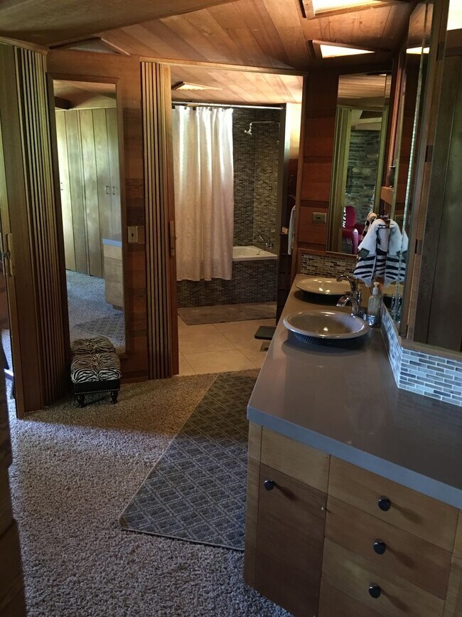 Foto del edificio - Large 5 bedroom 2 bath Home, Furnished! fu...