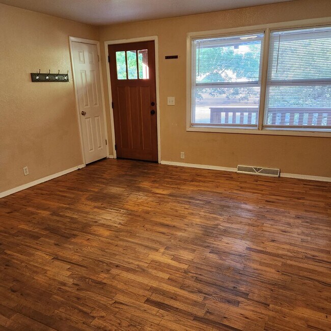Building Photo - 4 Bed | 2 Bath House in the lower Rattlesnake