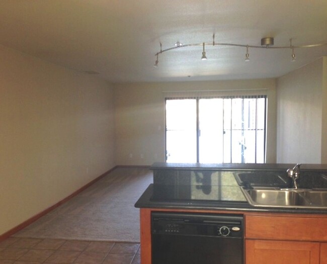 Foto del edificio - 1 Bed 1 Bath Waterfront Condo Available NO...