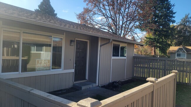 Frente - 6910 S Madison St