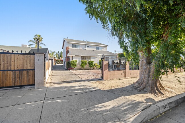 Foto del edificio - 11840 Archwood St