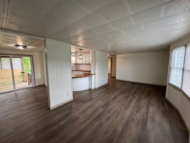 Foto del edificio - Renovated 3BR Home in Kingsport | Large Kitchen, W/D Included & Deck
