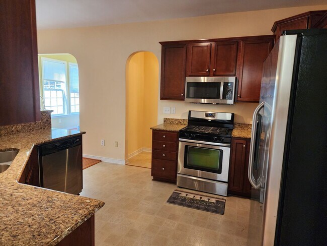 Building Photo - Beautiful 5 Bedroom Home in Watermill Subdivision!