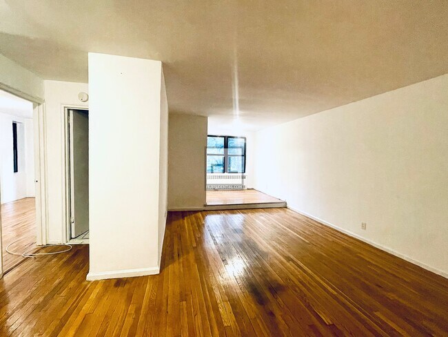 Building Photo - Large 1 Bed | East 56 Street/ 2nd Avenue