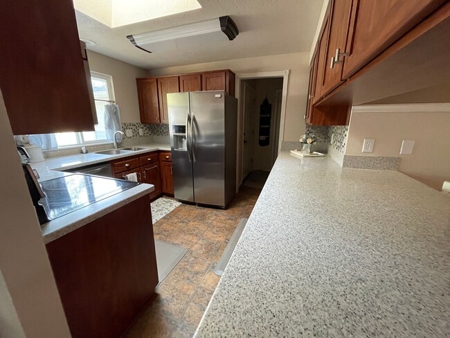 Building Photo - Single Level House available now!!!