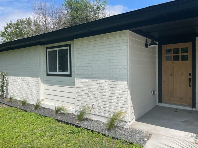 Foto del edificio - 15107 Spring Hill Ln