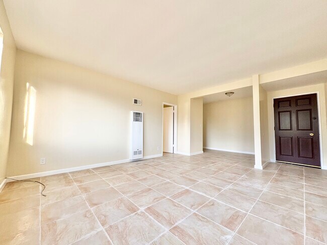 Foto del edificio - 135 N Hillcrest Blvd