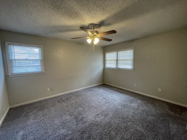 Foto del edificio - Home Located Minutes From Shopping Mall, R...
