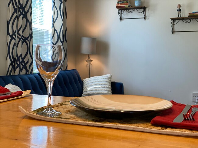 Open concept eating - 1607 Charles St
