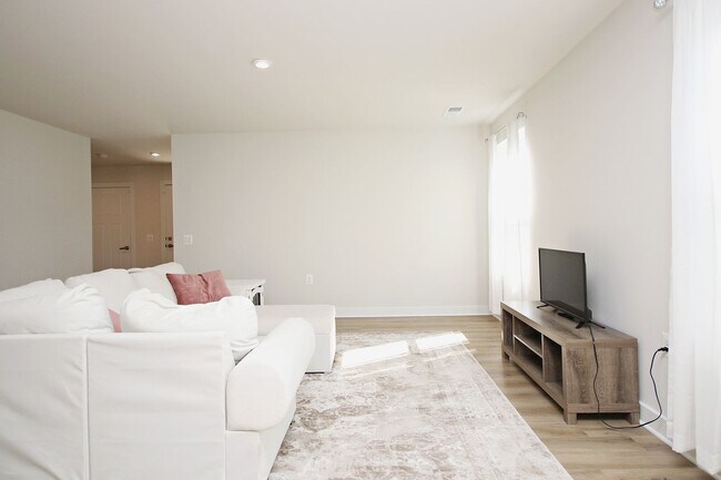 Foto del edificio - One Level Living With Amenities!