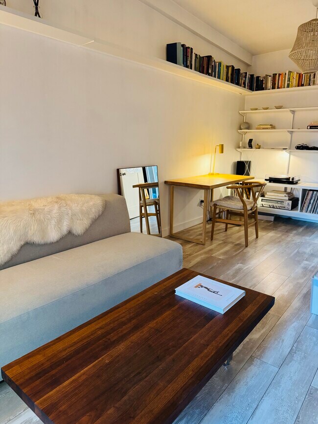 Foto del edificio - 9048 Hargis St