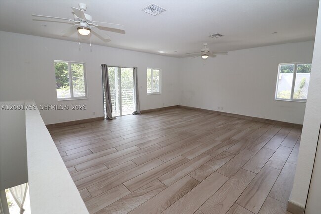 Foto del edificio - 605 NE 28th St
