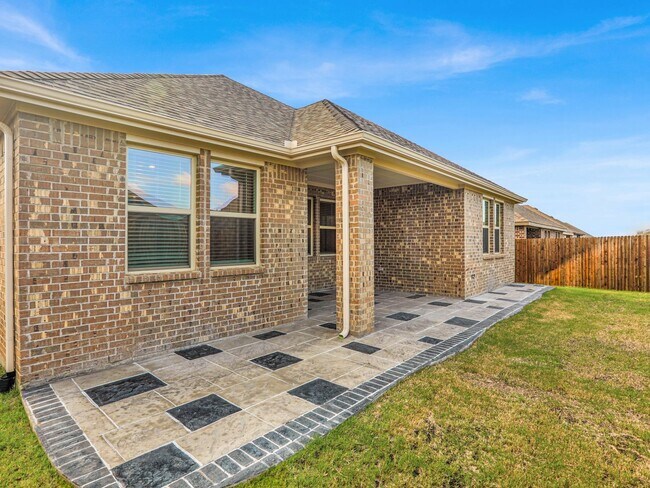 Building Photo - Next to New and Move in Ready!