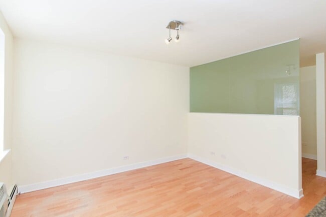 Building Photo - 628 W Wrightwood Ave