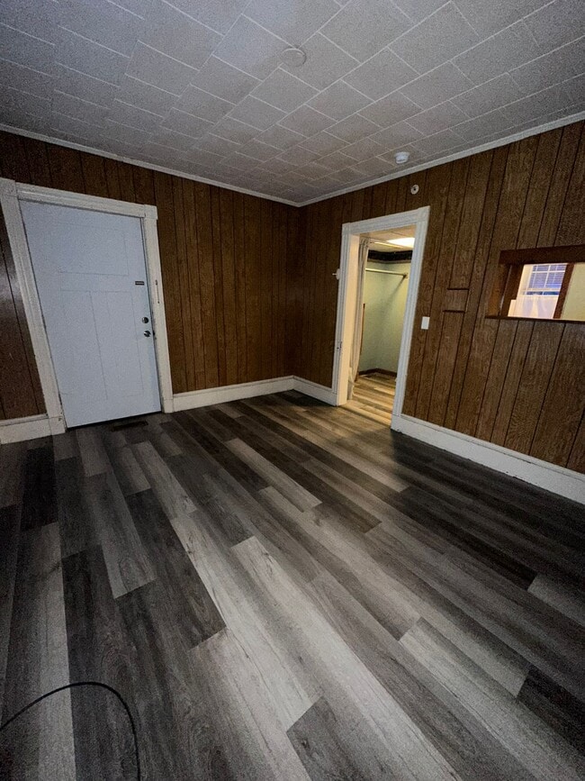 Building Photo - 640 Main Rd N