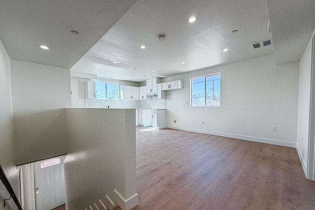 Building Photo - 423 E 31st St