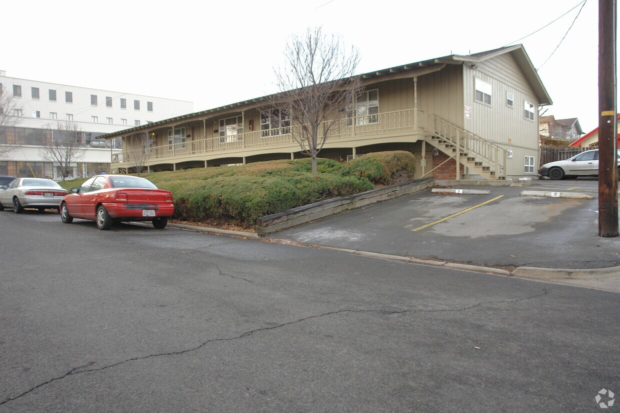 Foto del edificio - 1401 W Chestnut Ave
