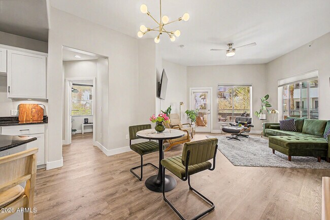 Building Photo - 945 E Playa Del Norte Dr