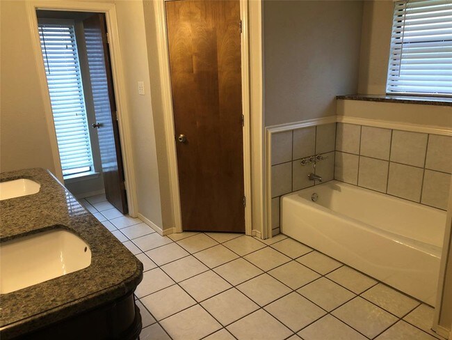 Foto del edificio - 3704 Firethorn Dr