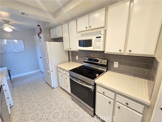 Foto del edificio - 8828 Pershing Dr