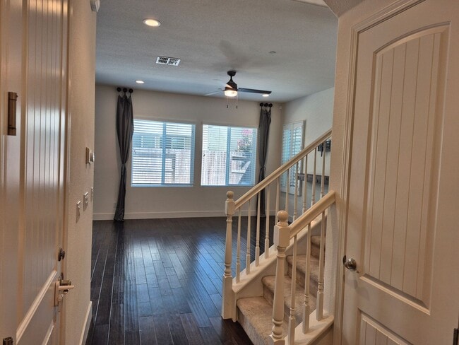 Building Photo - Adorable 4 bedroom 3 Bath with Loft