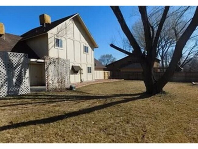 Building Photo - Large Single Family Home