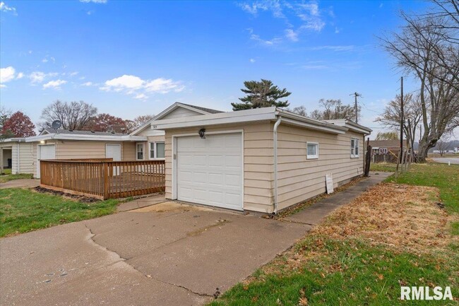 Building Photo - 925 2nd Ave E