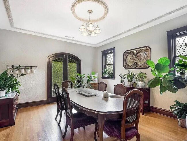 Foto del edificio - 7256 Pershing Ave