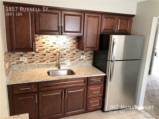 Foto del edificio - 1857 Russell Ave