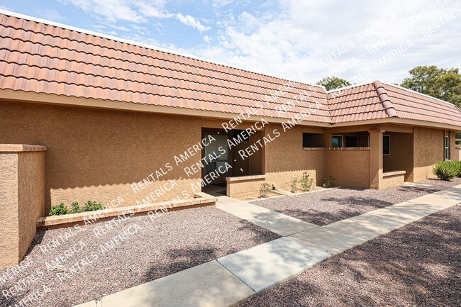 Building Photo - 311 W Pontiac Dr
