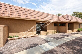 Building Photo - 311 W Pontiac Dr