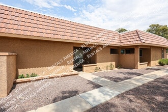 Building Photo - 311 W Pontiac Dr