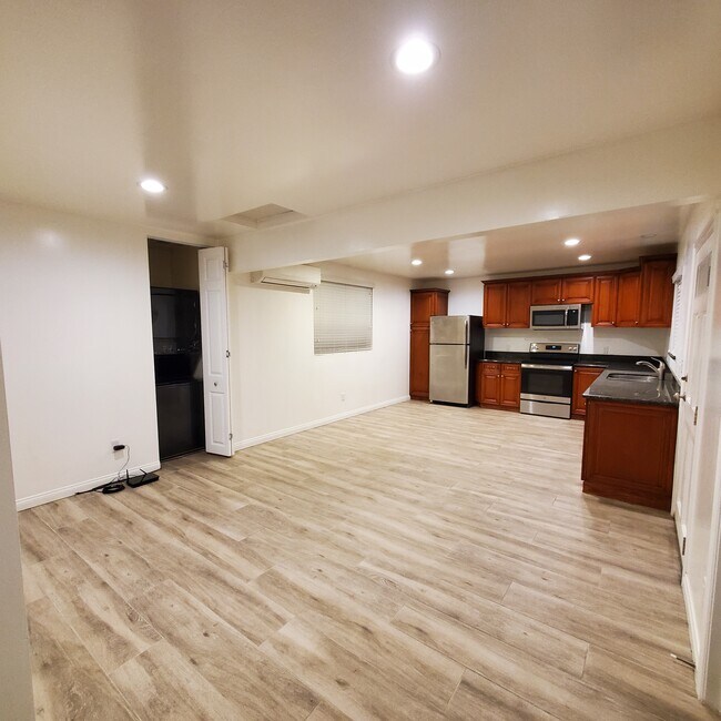 Cocina/comedor/sala de estar - 5731 Fulton Ave