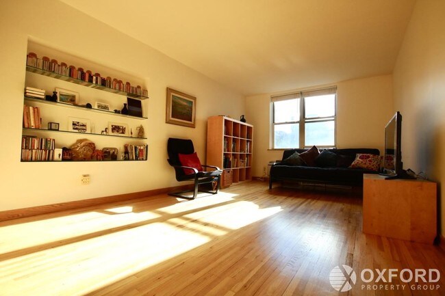 Building Photo - 166 W 76th St