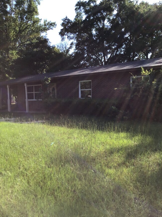 Building Photo - AVAILABLE NOW!