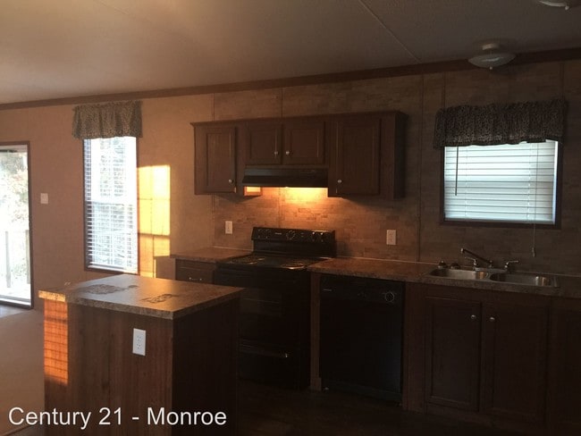 Building Photo - 203 Hilbert Dr