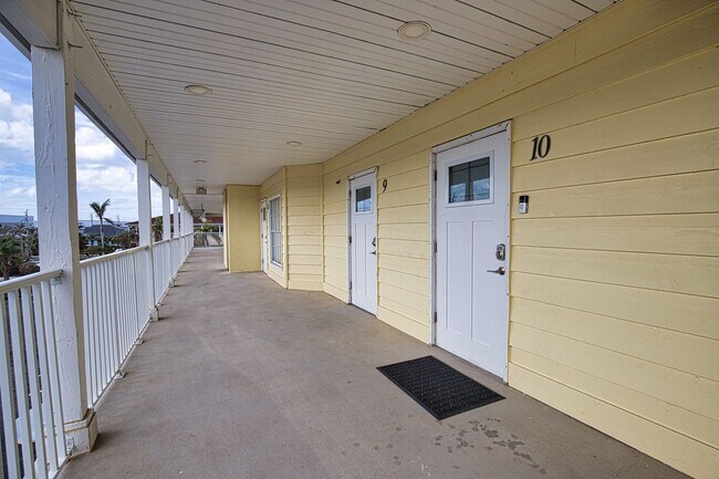 Building Photo - Seasonal or Annual Fully Remodeled Apartme...