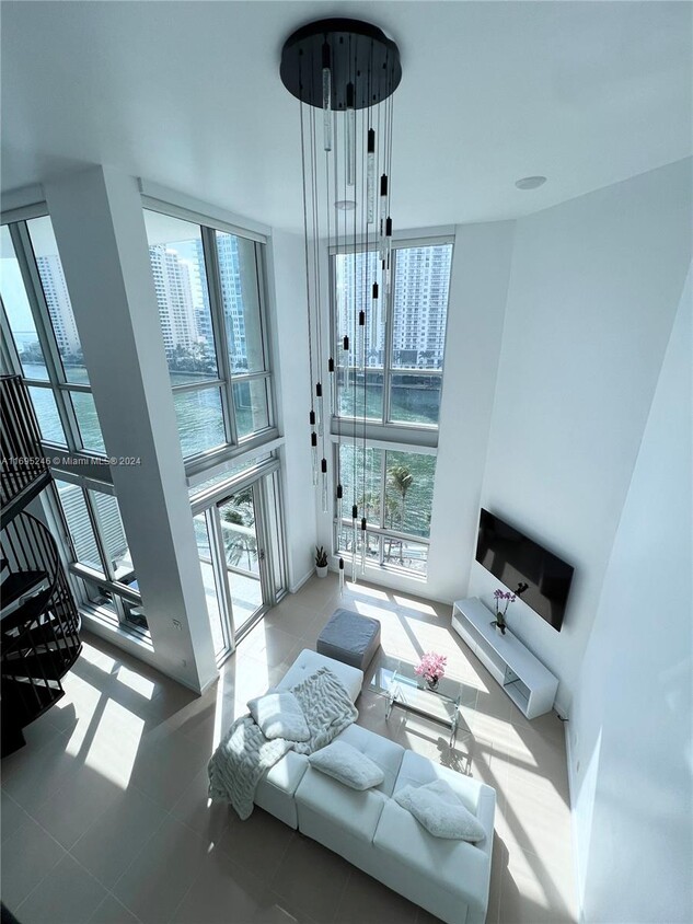 Foto principal - 300 S Biscayne Blvd