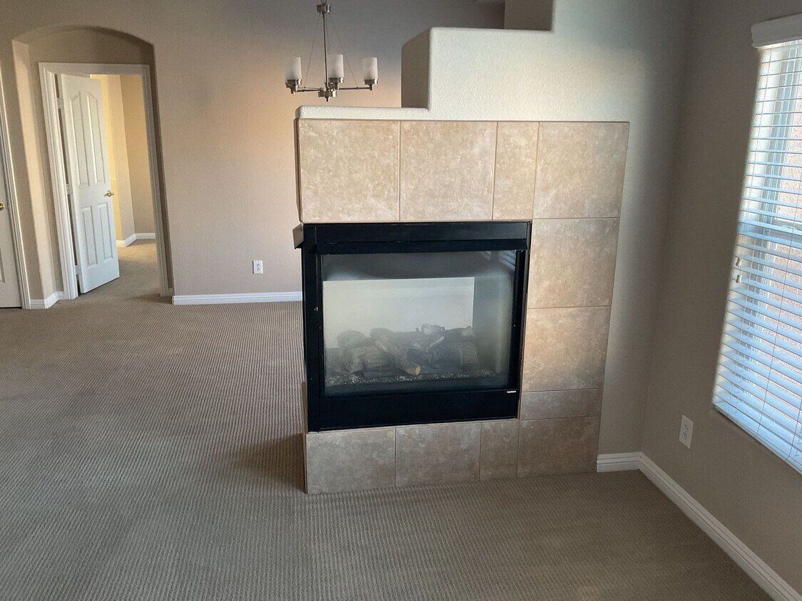 Foto del edificio - Gated Townhome with Fireplace & Resort-Style Amenities * COMING SOON *