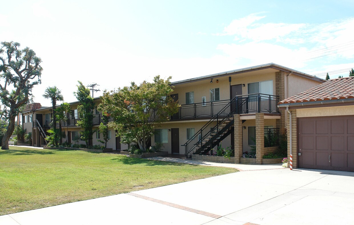 Foto principal - 14200-14231 Springdale St