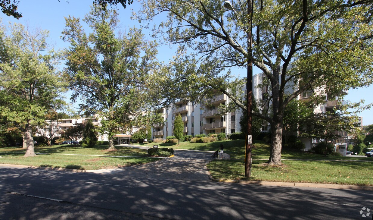 Lakeside Terrace Apartments in Bethesda, MD