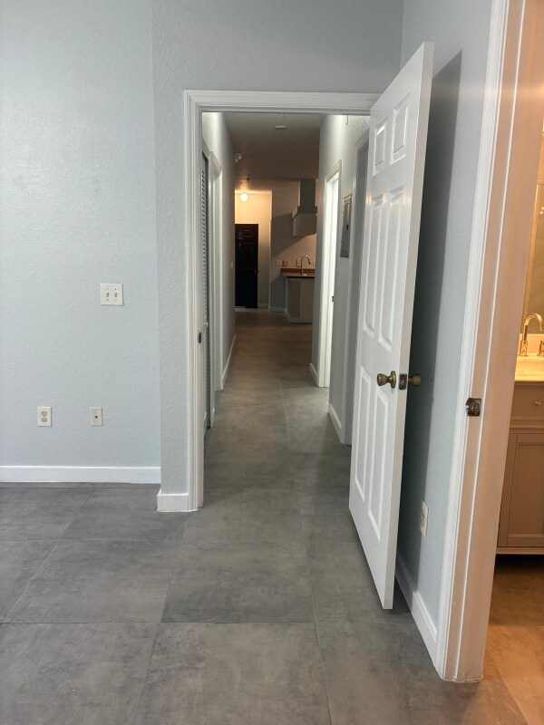 Building Photo - 16253 Enclave Village Dr