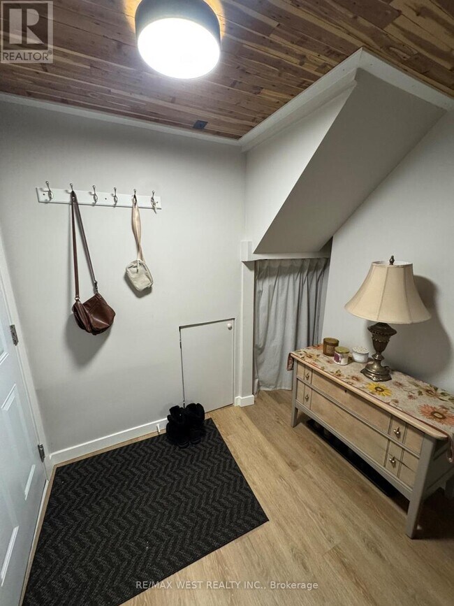 Photo du bâtiment - 35 Lilywood Rd