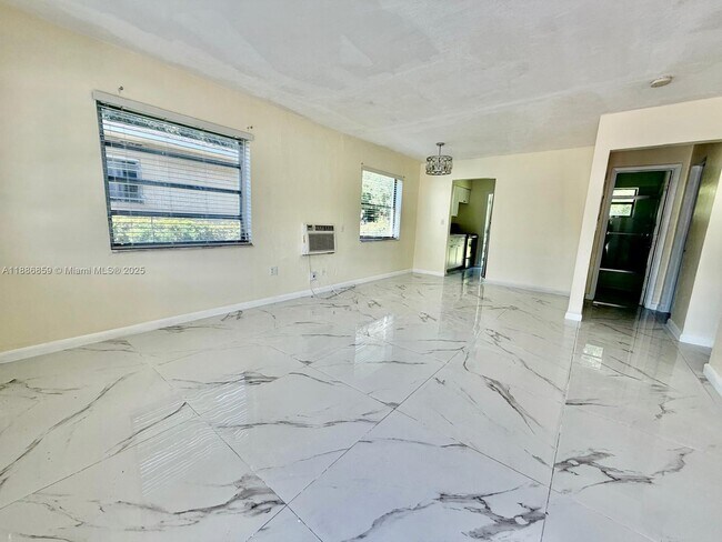 Foto del edificio - 1371 NE 150th St