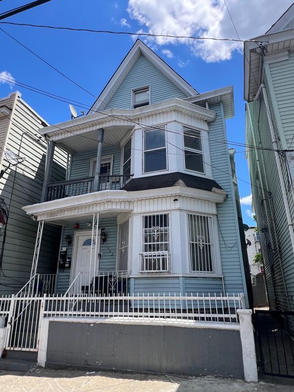 Building Photo - 552 River St