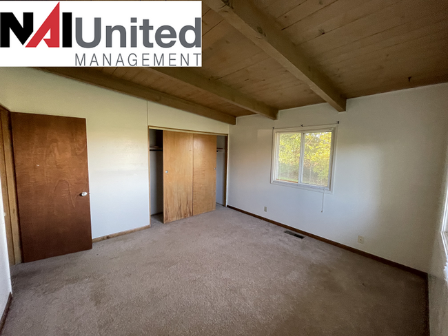 Building Photo - 3 bedroom, 1 bath duplex for rent!