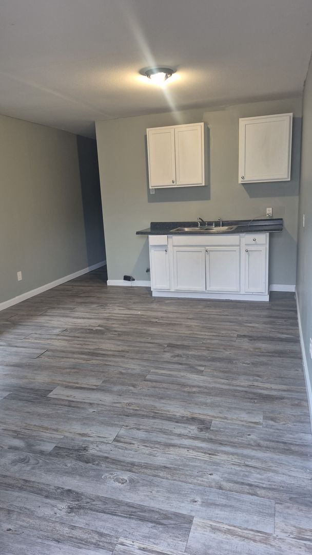 Foto del edificio - Freshly Brick Home with Flooring & Clean Neutral Finish